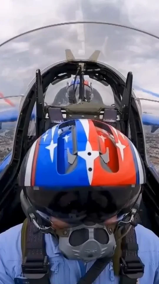 ✈️ GAGNEZ VOS PLACES POUR LE MEETING AERIEN DE CARCASSONNE ✈️

🎄 Noël approche… et une belle surprise vous attend sous le sapin ! 

🎟️ L'association Des Etoiles et des Ailes met en jeu des entrées gratuites pour le deuxième grand meeting aérien des 26 et 27 septembre 2026, à l'Aéroport Sud de France Carcassonne (@aeroport_carcassonne) !

🌠 Envie d’assister à un spectacle aérien grandiose, de sentir la puissance des moteurs et de vivre une journée inoubliable en famille ou entre amis ? Tentez votre chance ! 🤩

🎅 Pour participer, c’est simple :

1️⃣ Likez cette publication 👍
2️⃣ Abonnez-vous à notre page @assodesetoilesetdesailes 
3️⃣ Identifiez en commentaire la personne avec qui vous aimeriez venir 👇
4️⃣ Partagez la publication pour doubler vos chances (facultatif mais apprécié ❤️)

🎁 À gagner :
🎟️ Des places pour le meeting aérien 2026
⏰ Fin du concours : le 25 décembre 2025
📣 Les gagnants seront annoncés ici, début janvier ! Les places seront disponibles lors du lancement de la billetterie officielle, au printemps 2026

Bonne chance à tous, passez de belles fêtes ! 🎄✨🍾

On se retrouve en septembre la tête dans les nuages… 🌤️

Découvrez la jolie vidéo d'Arthur Penot (@arthur.penot) lors d'un meeting précédent Des Etoiles et des Ailes ✈️