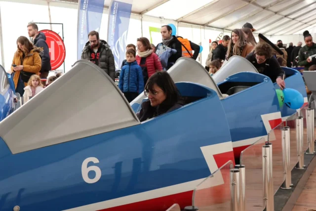 🚀 7 000 VISITEURS AU FESTIVAL AEROSPATIAL DE TOULOUSE 🚀

✈️ Voilà, c'est fini. Le 10 è FESTIVAL AEROSPATIAL DES ETOILES ET DES AILES s'est terminé hier soir. 

♥️ Après des mois de préparation, le comité d'organisation, soutenu ce week-end par plus de 80 bénévoles, est fatigué mais heureux !

🌠 Ravi de l'affluence : plus de 7 000 personnes, dont de nombreux enfants, sont venues à L'Envol des Pionniers. Satisfait d'avoir une fois de plus réussi notre mission :  partager et transmettre la culture de l’aéronautique et du spatial.

🤗 Pour s'en convaincre, il suffisait de voir les yeux émerveillés des enfants, le regard stimulé d'ados conversant avec des militaires de l'Armée de l'Air et de l'Espace, d'adultes intéressés par des représentants de grandes entreprises ou les mines réjouies de tous, au sortir d'une séance de simulateur...

🕹 Les 7 000 visiteurs ont profité de nombreuses animations : 
- 15 simulateurs d'avions et de drones
- 35 stands interactifs et ludiques
- Une zone Aérokids pour enfants
- Un salon du livre et de la BD, avec 40 auteurs 
- 6 films cultes au cinéma UGC
- 3 documentaires
- 7 conférences, tables rondes ou débats 
- Plusieurs expos 

✈ Sans oublier la visite libre de L'Envol des Pionniers et de la grande expo "Air France, une histoire d'élégance".

🙏 Merci à vous, visiteurs, merci à tous ceux, partenaires, bénévoles, exposants, intervenants, qui ont contribué au succès de cette édition. 

💫 On vous donne rendez-vous dans 2 ans pour un 11è FESTIVAL AEROSPATIAL DES ETOILES ET DES AILES. 

🛩 Et d'ici là, pour le deuxième meeting aérien à l'Aéroport Sud de France Carcassonne (@aeroport_carcassonne), les 26 et 27 septembre 2026.  Avec quelques surprises dont on vous parlera bientôt !