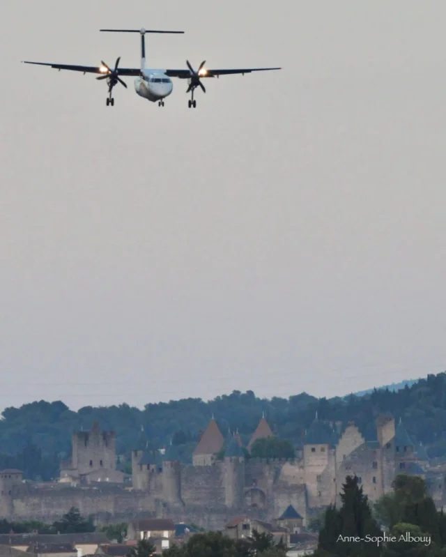 🎊 Bonne année à nos followers et aux milliers d'amoureux de l'aéronautique et de l'espace. On a hâte de vous retrouver les 26 et 27 septembre pour le deuxième meeting aérien à l'Aéroport Sud de France Carcassonne. 

📸 Merci à notre photographe Anne-Sophie Albouy (@les_photos_d_anso) pour ce joli cliché d'un Dash (avion anti-incendie) au-dessus de la cité... 

✈️ Fin septembre 2026, elle va se régaler, des centaines de spotters et des milliers de curieux aussi, avec un superbe plateau aérien. 

🗓 Retenez bien les dates ! On vous en dit plus très bientôt sur la page officielle Des Etoiles et des Ailes !